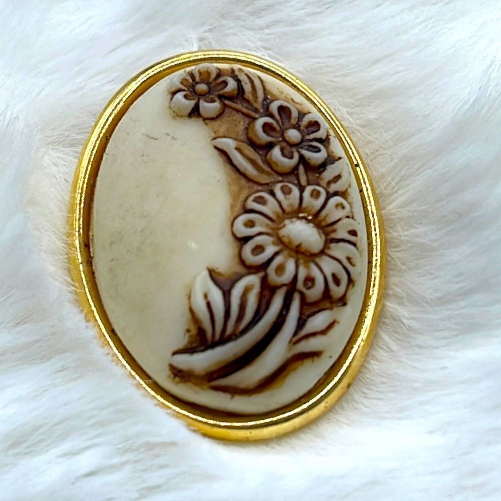 Vintage flower cameo brooch.